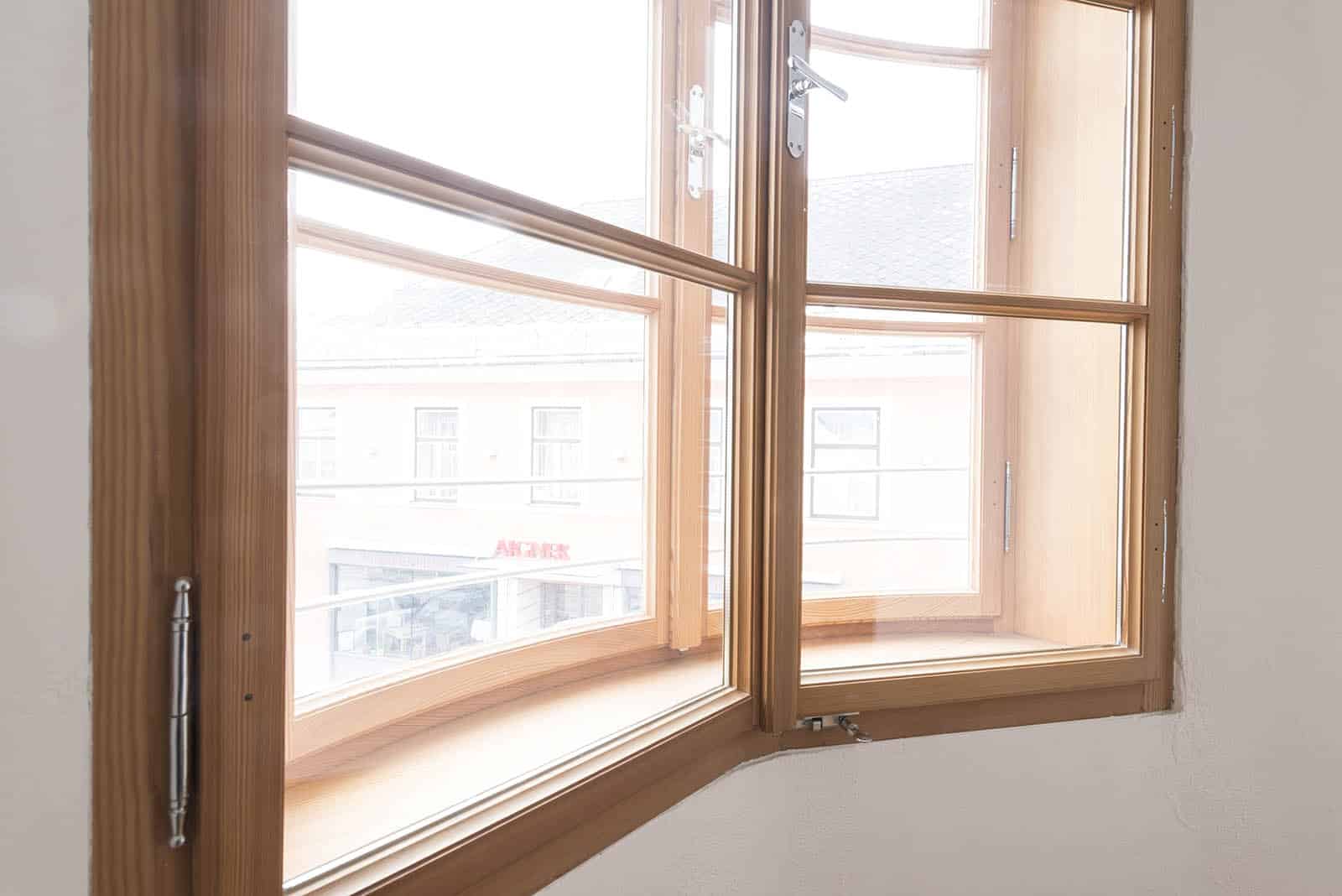 Kastenfenster Lärche geölt gebogen mit Fitschenbändern