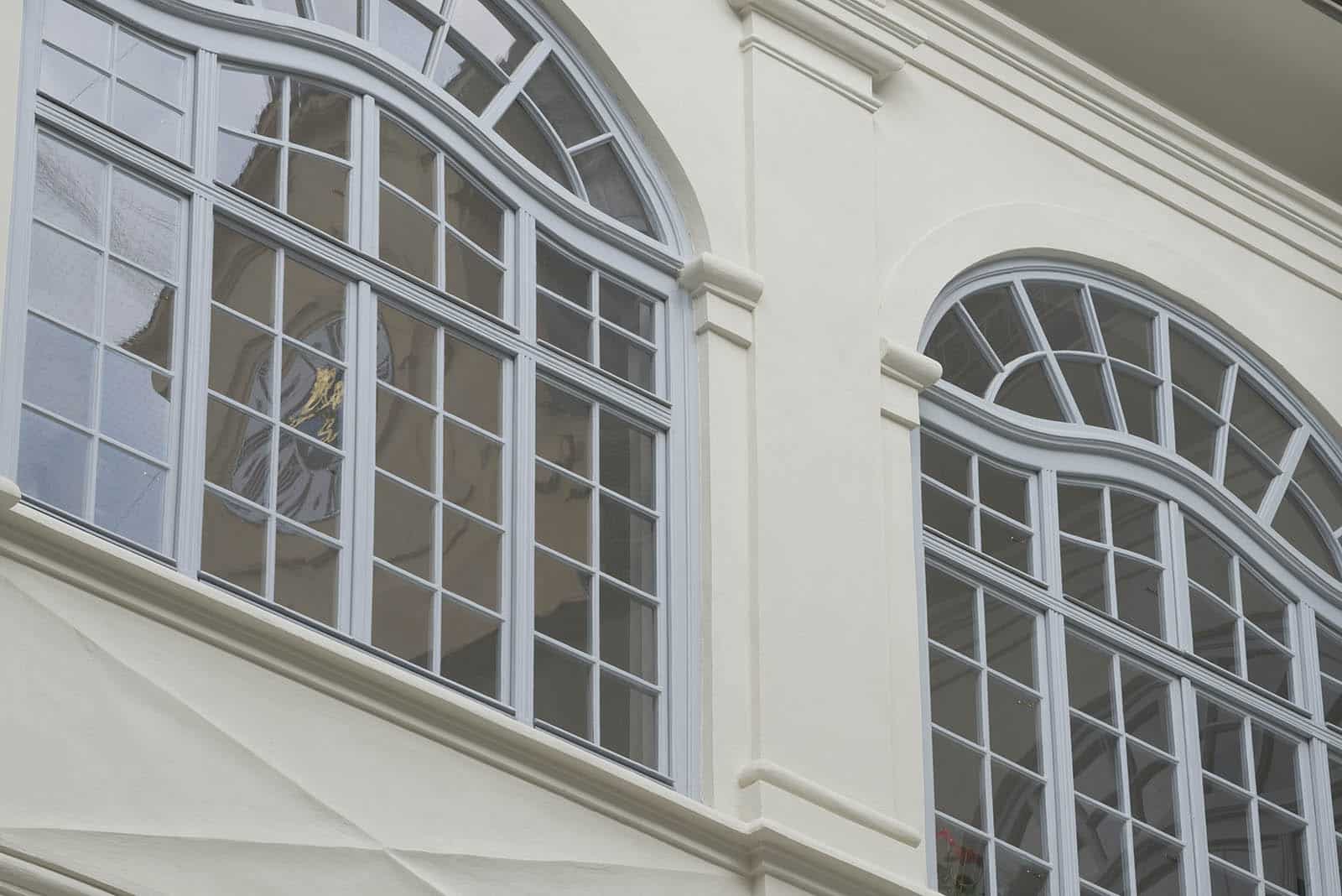 schönes Fenster saniert mit Kapitellen bei Schlagleisten, dünne Sprosse Korbbogen Restover Glas Sprossen glasteilend