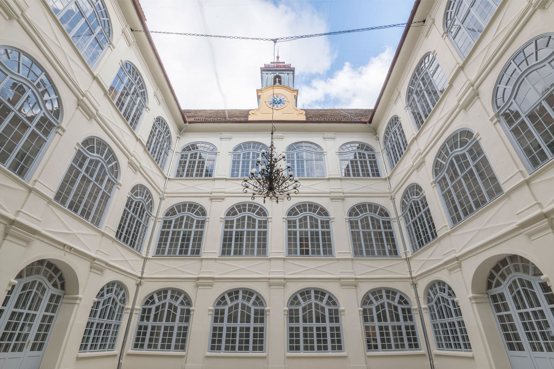 historisches Fenster sanieren mit Leinölanstrich Korbbogen Kämpfer dünne Sprossen glasteilend Glas Restover
