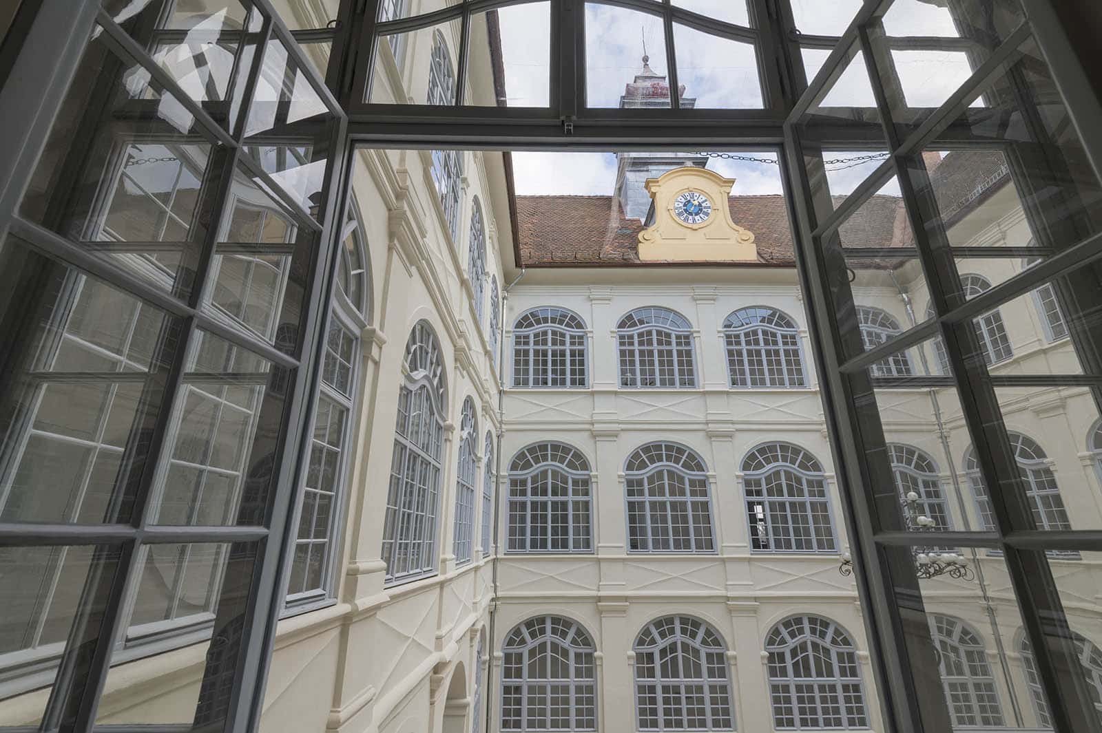 schönes Fenster saniert mit Kapitellen bei Schlagleisten, dünne Sprosse Korbbogen Restover Glas Sprossen glasteilend