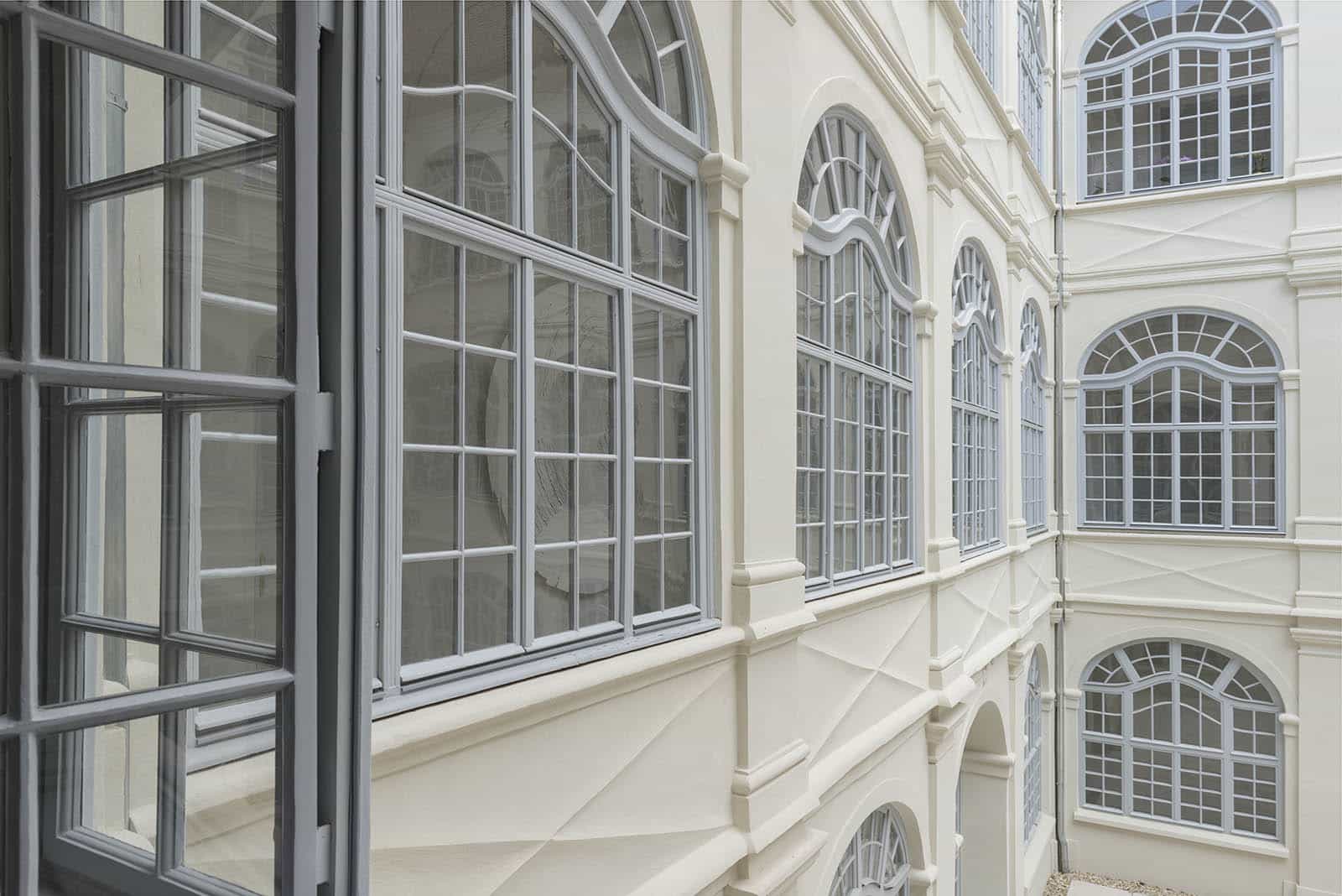 schönes Fenster saniert mit Kapitellen bei Schlagleisten, dünne Sprosse Korbbogen Restover Glas Sprossen glasteilend