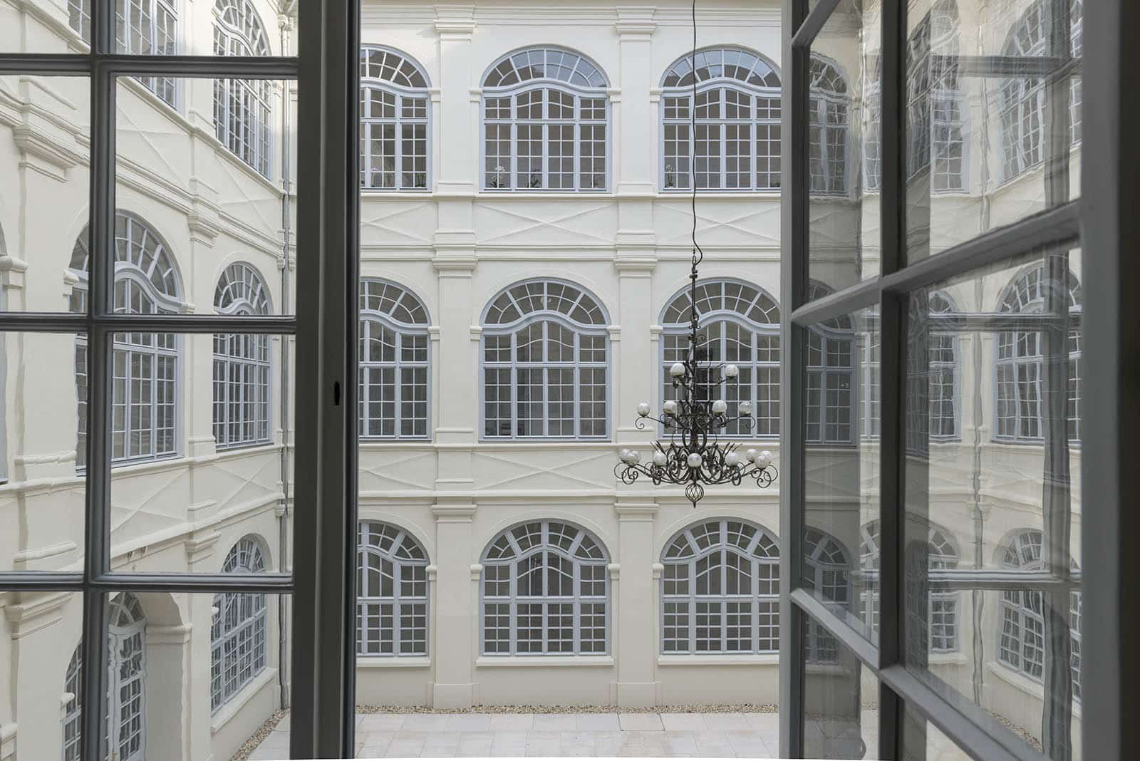 schönes Fenster saniert mit Kapitellen bei Schlagleisten, dünne Sprosse Korbbogen Restover Glas