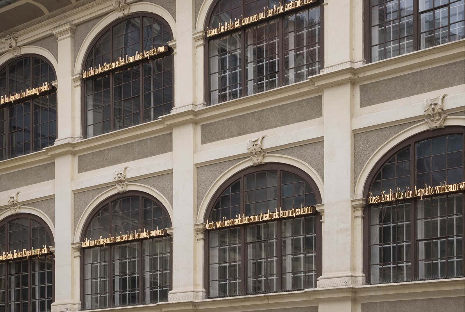 schönes Fenster saniert mit Kapitellen bei Schlagleisten, dünne Sprosse Korbbogen Restover Glas Sprossen glasteilend Leinölanstrich