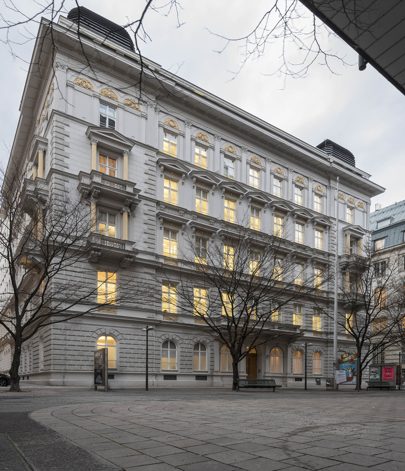 Sanierung schönes Fenster saniert mit Kapitellen bei Schlagleisten, dünne Sprosse Korbbogen Restover Glas